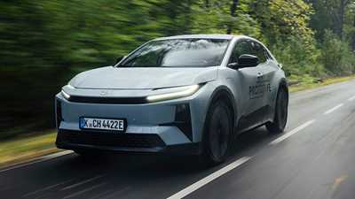 Toyota C-HR+ prototype, moving