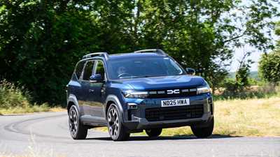 Dacia Bigster (2025) review: front three quarter cornering, blue paint