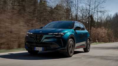 Alfa Romeo Junior Ibrida (2025) review: front three quarter tracking, blue paint