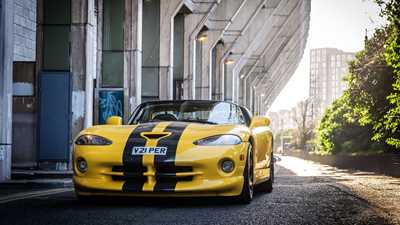 Close image of the Dodge Viper RT/10, in yellow, viewed from the front