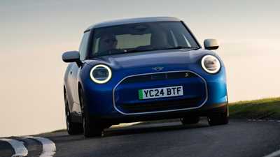 Mini Cooper S E (2025) front driving