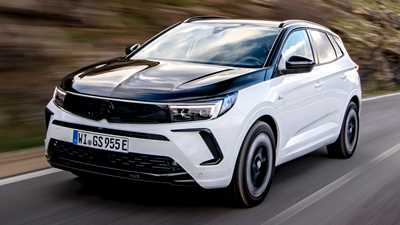 Vauxhall Grandland GSe front driving