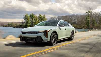 Kia K4 saloon front three-quarter driving