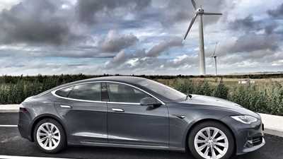 Tesla Model S (2020) profile view